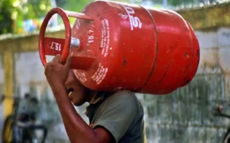 CG: सावधान! आपके गैस सिलेंडर पर है चोरों की नजर, सब सामान छोड़, दुकान से सिलेंडर से ले भागे चोर